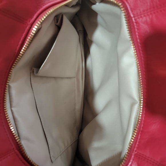 Elegant Red Leather Shoulder Bag - Picture 13 of 16